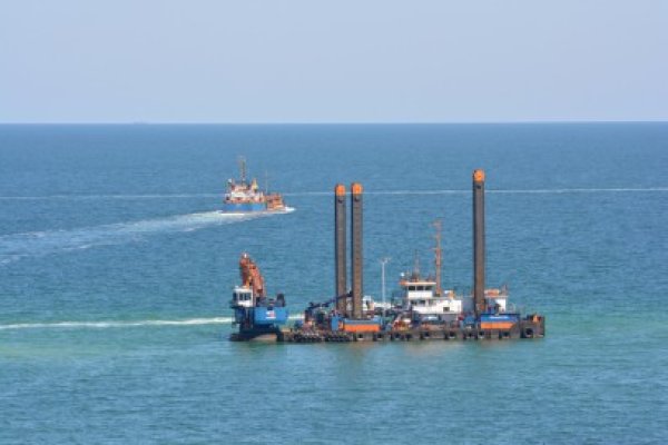 Reabilitarea litoralului românesc se face cu un acord de mediu expirat. Olandezii demolează ilegal Constanţa